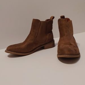 Seven7 Oakwood Chelsea Suede Size 8 Ankle Booties Pull-On